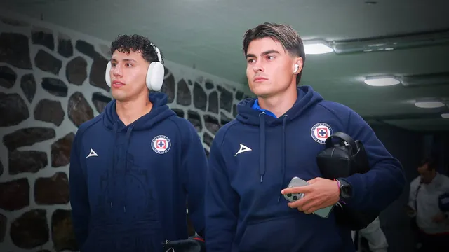 Ambos futbolistas protagonizaron un divertido momento en su día de descanso de Cruz Azul.