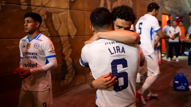 Erik Lira estaría viviendo sus últimos días como jugador de Cruz Azul.