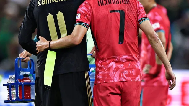 El gesto de Santi Giménez con Heung-Min Son que recorrió el mundo