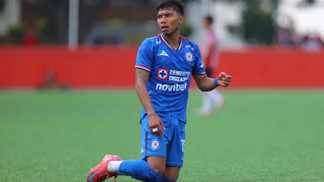 El hermano de Orbelín Pineda volvió a jugar con Cruz Azul.,