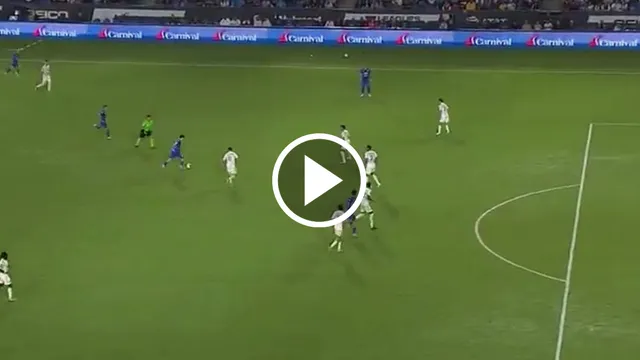 José Paradela casi anota un golazo de 30 metros ante LA Galaxy.