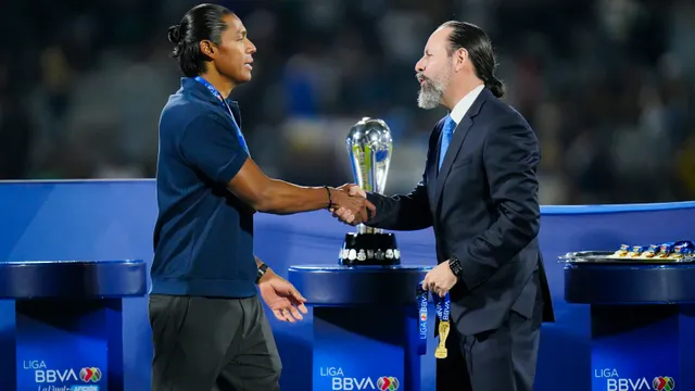 Huiqui recibe el trofeo de campeones.