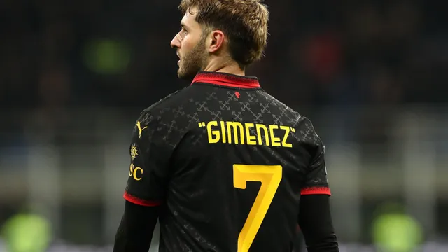 Santi Giménez apunta a seguir creciendo en las principales ligas de Europa.