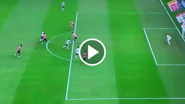 José Paradela anota su primer gol con la playera de Cruz Azul ante Chivas.