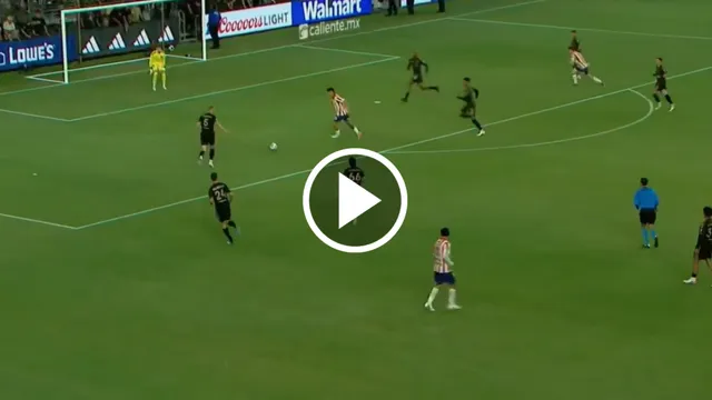 El Piojo Alvarado salva a las Chivas en su estreno en Leagues Cup con una obra de arte