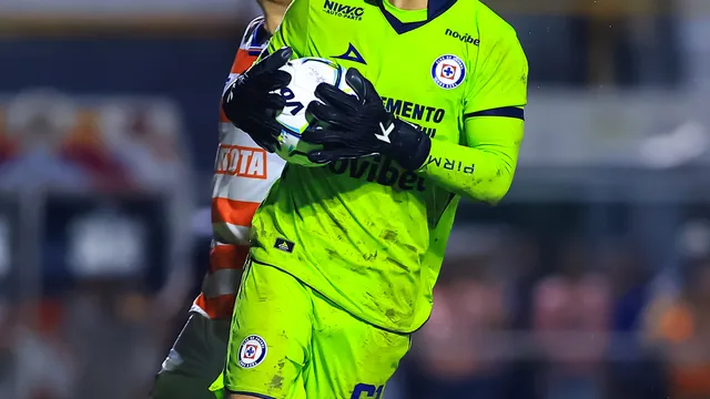 Bruno Salgado levanta la mano en Cruz Azul.