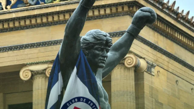 Cruz Azul ignoró la "maldición" de la estatua de Rocky: la vistieron con los colores del club