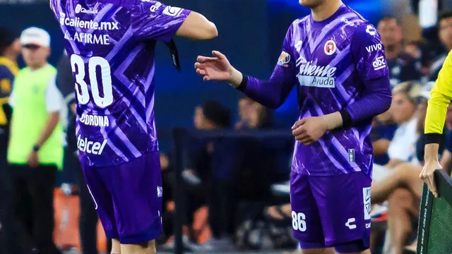 Hasta las lágrimas: Chuy Corona le entregó la portería de Xolos a su hijo