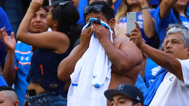 Afición de Cruz Azul se lamenta tras debut goleador de Jovic: "Tenía que ser con esta playera"