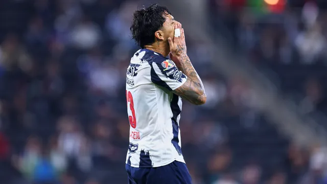 Así fue la infantil expulsión de Carlos Salcedo con Rayados: las redes sociales no dan crédito