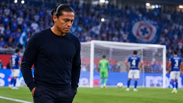 Joel Huiqui no encuentra solución y la defensa de Cruz Azul sigue haciendo aguas en Liga MX.