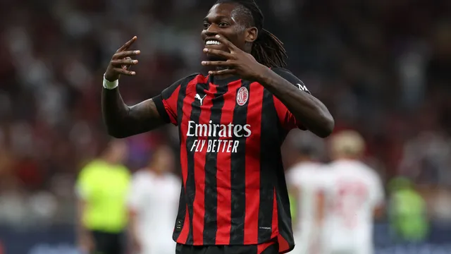 Rafael Leao, estrella del AC Milan, se rinde ante Luka Romero por su gol ante el Toluca