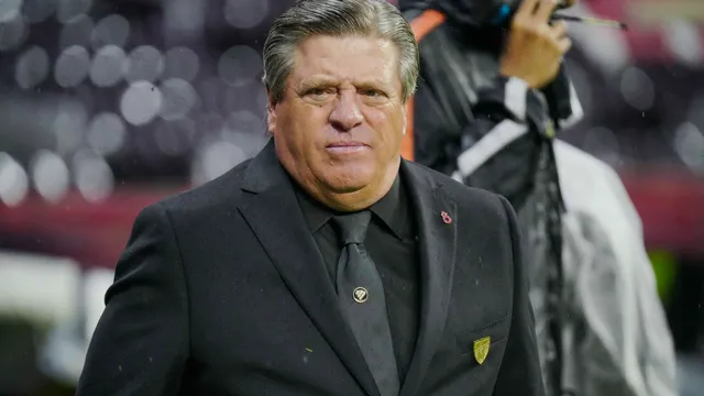 Miguel Herrera saca la cara por Erik Lira tras su fallido traspaso a Europa: "Se lo merece"