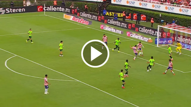 A lo Cabecita Rodríguez: el gol del Piojo Alvarado para salvar a las Chivas en el último minuto