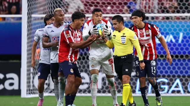 Insólito: Chivas de Guadalajara estalla contra el árbitro y piden dos penales vs. Cruz Azul