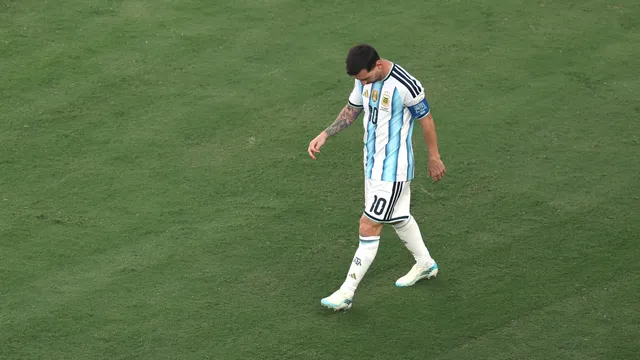 El gran gesto de Santiago Giménez con Lionel Messi tras el duelo entre España y Argentina