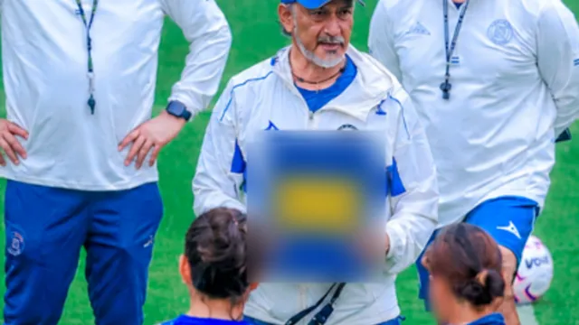Critican al Potro Gutiérrez por el cartel que mostró en su primera práctica con Cruz Azul femenil