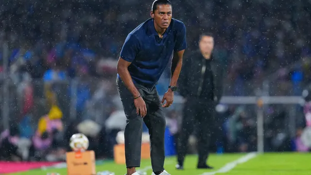Joel Huiqui reveló cómo gestiona la presión de dirigir a Cruz Azul.