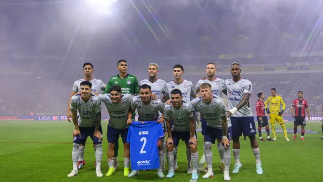 El equipo de Cruz Azul que salió a jugar contra Atlas el sábado.
