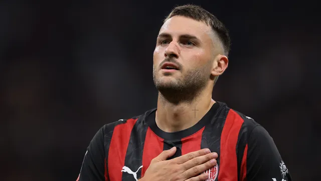 Santi Giménez habría perdido peso en el proyecto del AC Milan.