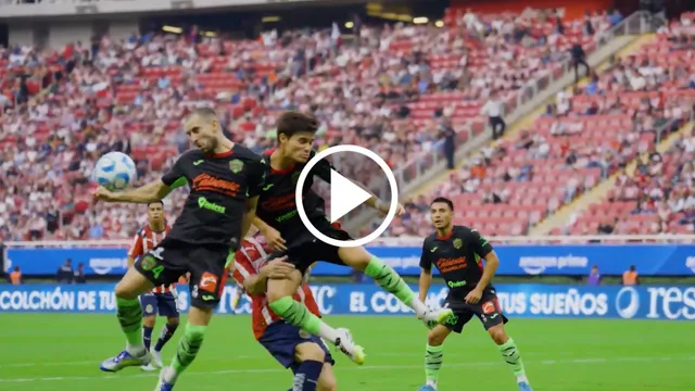 Otro papelón del Gato Ortiz: no pitó una mano clara de un ex Cruz Azul en partido de Chivas