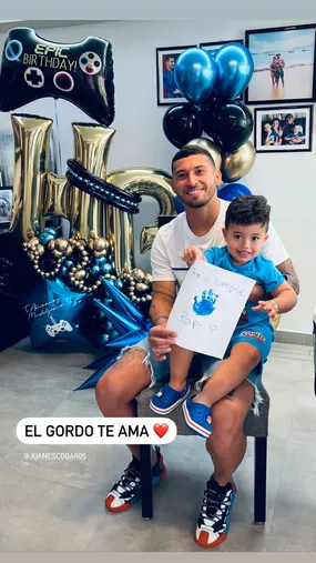 Las fotos del festejo de Juan Escobar en familia. (Foto: @rfzelma)