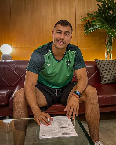 Iván Morales en la firma de su contrato (Sarmiento)
