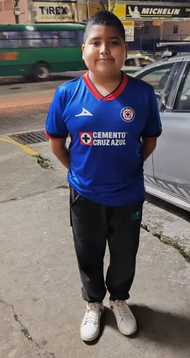 La imagen de José Armando posando con la playera de Cruz Azul