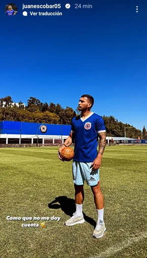 Juan Escobar posó con un jersey histórico de Cruz Azul (@juanescobar05)