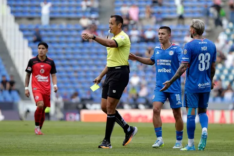 Luis Enrique Santander quedó en el ojo de la polémica tras el empate de Cruz Azul vs. Tijuana.