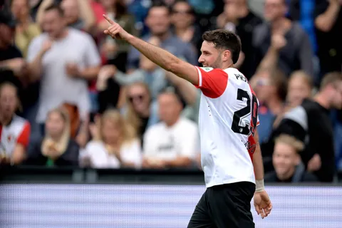 Santiago Giménez vuelve a lo grande: anota en la victoria del Feyenoord ante el Benfica