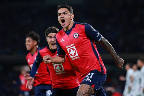Toro Fernández le dio el triunfo a Cruz Azul al minuto 93.