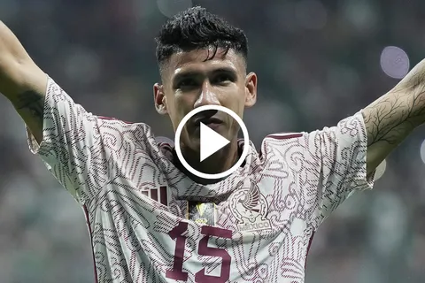 ¡DE REBOTE! Uriel Antuna marcó el tercer gol de la selección de México