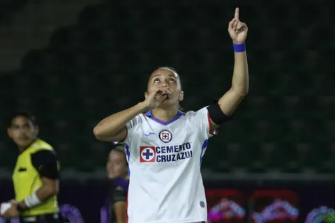 Daniela Monroy marca de penal. ¡Magistral cobro de la capitana!