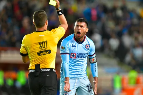 Cruz Azul: si Juan Escobar es amonestado contra Querétaro será suspendido