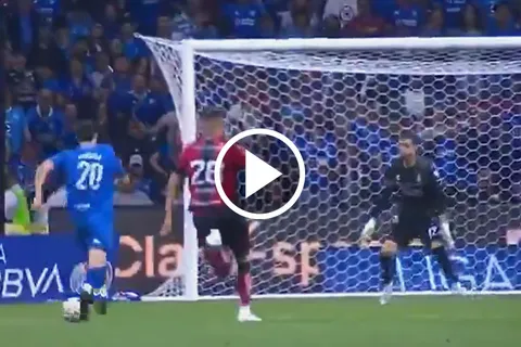 José Paradela hizo valer su calidad para darle la ventaja a Cruz Azul ante Atlas.