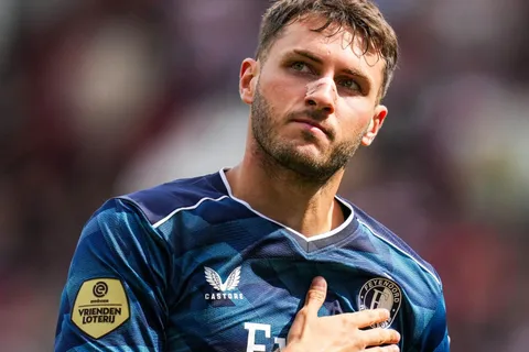 ¿Causará baja del TRI? Santiago Giménez marca doblete, pero sale lesionado