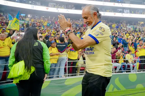 El DT de Cruz Azul Femenil causó polémica por vestirse del América.