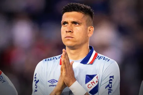 El defensor colombiano de Nacional de Montevideo fue vinculado con Cruz Azul.