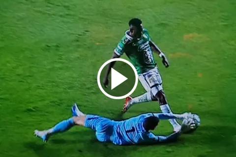 Andrés Gudiño desató la polémica en la visita de Cruz Azul a León tras una acción con Díber Cambindo.