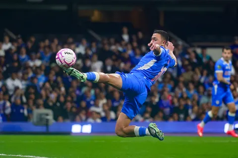 Andrés Montaño gana adeptos en Cruz Azul a base de buenos rendimientos, goles y asistencias.