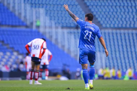 Gabriel Fernández aún no renueva su contrato con Cruz Azul y apuntan a una salida.