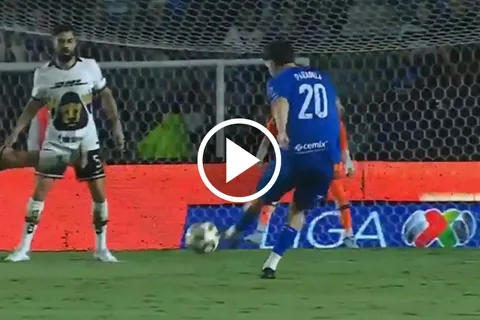 Gran remate del ex Necaxa.
