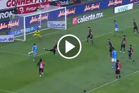 El golazo de Alexis Gutiérrez que adelantó a Cruz Azul vs Atlas.