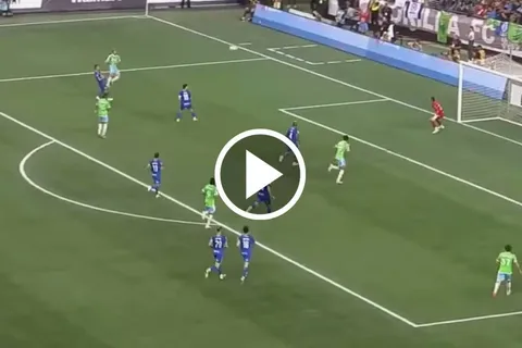 Pedro de la Vega anotó el último gol con el que Seattle vapuleó a Cruz Azul.