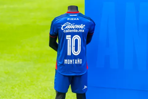 Fue el último mexicano en portar la 10 en Cruz Azul antes de que llegara Andrés Montaño.