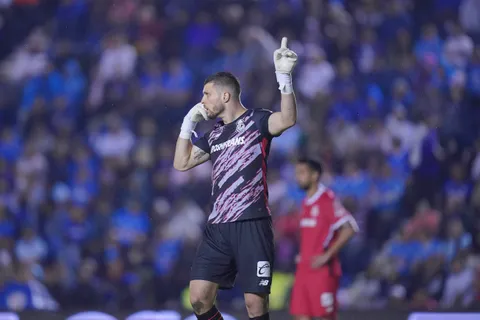 ¿Por qué Tiago Volpi quiso parar el Cruz Azul vs. Toluca en más de una ocasión?
