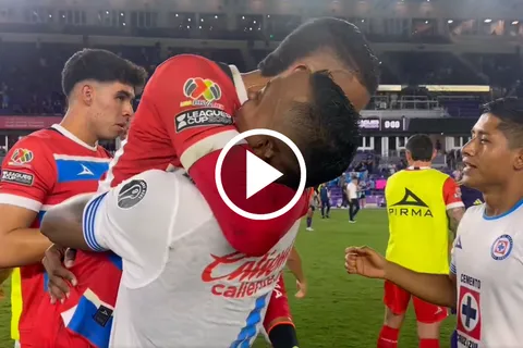 "Figurota", así recibieron los jugadores a Mier tras darle el pase a Octavos a Cruz Azul en Leagues Cup