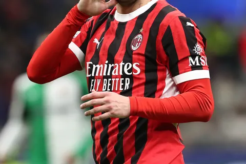 Santi Giménez se gana el cariño de la afición italiana.