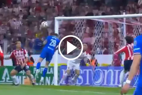 ¡Cruz Azul ya perdonó! La tremenda falla de Rodolfo Rotondi dentro del área chica de Chivas